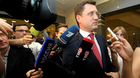 Bộ trưởng Năng lượng Nga Alexander Novak trả lời phỏng vấn báo chí tại Brussels.